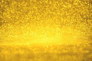 goldene glitzernde bokeh-beleuchtungsbeschaffenheit verschwommener abstrakter hintergrund für geburtstag, jahrestag, hochzeit, silvester oder weihnachten foto