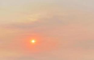 der himmel mit wolke schönem sonnenunterganghintergrund foto