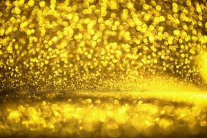 goldene glitzernde bokeh-beleuchtungsbeschaffenheit verschwommener abstrakter hintergrund für geburtstag, jahrestag, hochzeit, silvester oder weihnachten foto