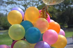 bunte luftballons mit feier und verschiedenen partykonfetti foto