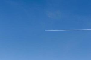 Verkehrsflugzeug und blauer Himmel foto