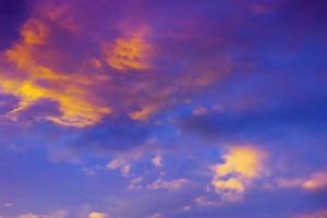 der himmel mit wolke schönem sonnenunterganghintergrund foto