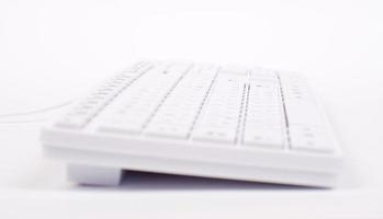 weiße Tastatur mit Draht