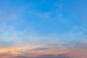 der himmel mit wolke schönem sonnenunterganghintergrund foto