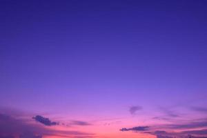 der himmel mit wolke schönem sonnenunterganghintergrund foto