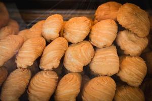 curry puffs sind ein sehr beliebter snack, der aus der amphoe muak lek in der provinz saraburi in zentralthailand stammt foto