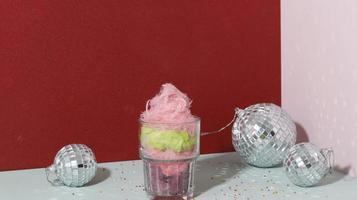 dreifarbige Zuckerwatte oder Rambut Nenek auf einem Glas foto