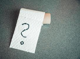 Letztes Stück Toilettenpapier mit Fragezeichen foto