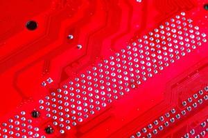 Nahaufnahme der roten elektronischen Hauptplatinenschaltung mit Prozessor