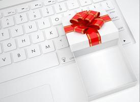 weiße offene Geschenkbox liegt auf der Tastatur