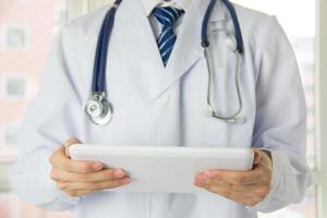 Ärzte verwenden den Tablet-PC foto