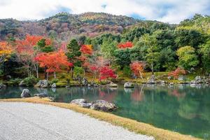 bunter blattgarten und teich im tenryuji-tempel, wahrzeichen und beliebt bei touristenattraktionen in arashiyama, kyoto, japan. Herbstsaison, Urlaub, Urlaub und Sightseeing-Konzept foto