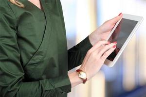 Geschäftsfrau hält und arbeitet mit einem digitalen Tablet