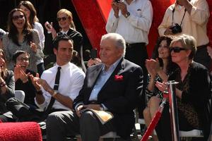 los angeles, 22. feb - justin theroux, john aniston bei der jennifer aniston hollywood walk of fame star zeremonie im w hollywood am 22. februar 2012 in los angeles, ca foto