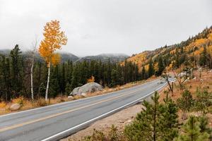 Straße durch eine Herbstlandschaft foto