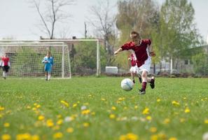 kleiner Junge spielt Fußball