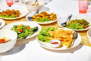 einfaches thailändisches Essen zum Mittag- oder Abendessen im Restaurant. foto