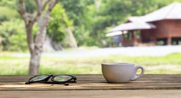 Tasse Kaffee auf Holzbrett im natürlichen Hintergrund foto