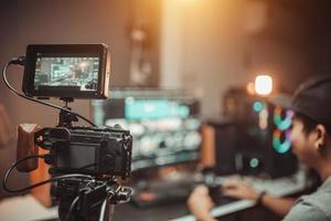 Kamerafilmset auf der Stativausrüstung im Studio des Bloggers foto