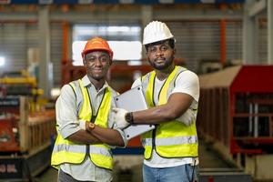 porträt des afroamerikanischen techniker-ingenieur-arbeitsteams innerhalb der fertigungslinie produktion foto