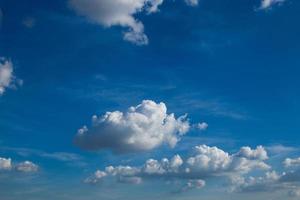 weiße Wolken im blauen Himmel foto