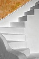Santorini - der Blick auf typisch weiße Treppen in Oia.