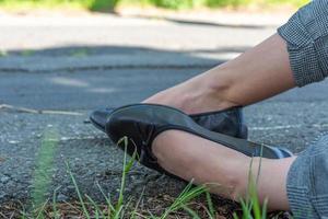 Frau trägt flache Slip-on-Schuhe aus schwarzem Leder foto