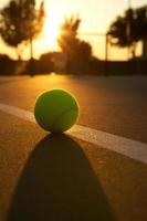 Tennisball bei Sonnenuntergang von hinten beleuchtet foto