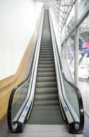 sehr lange Rolltreppe neben dem Glas nach außen. foto