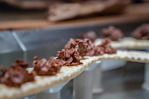 Müsli Cornflakes mit Zartbitterschokolade bedecken und auf dem Turm Waffel Sky Line anrichten. foto