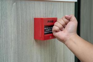 Feueralarmbox mit menschlicher Handbewegung, um das Glas für Notsituationen zu zerbrechen. foto