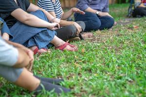 asiatische jungs in der gartenwerkstatt und haben zusammen gehandelt. foto