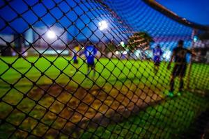 Fußballtornetz mit unscharfem Hintergrund foto