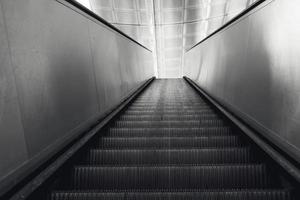 Rolltreppe in Schwarz-Weiß-Aufnahme foto