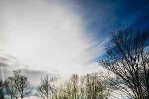 blauer Himmel mit Sonnenlicht foto