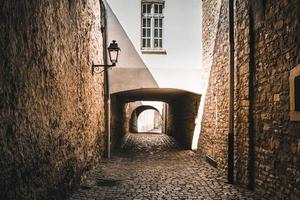 eine historische Altstadt mit Stadtmauer foto