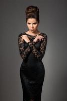 schönes junges Modell im schwarzen Kleid foto