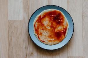 frisch zubereiteter Pfannkuchen oder Teigkuchendessert foto