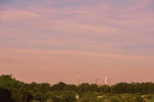 ein Sonnenuntergang über einem Industriegebiet foto