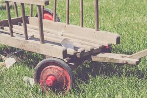 Handwagen auf einer Wiese foto