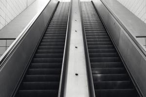 Rolltreppe in Schwarz-Weiß-Aufnahme foto