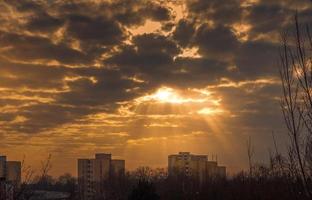 Sonnenstrahlen scheinen durch einen Bruch in den Wolken foto