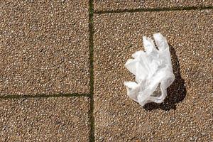 ein einzelner weißer Schutzhandschuh auf einem Gehweg foto