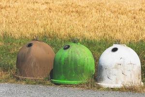 drei Glasbehälter vor einem Feld foto