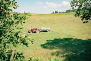 roter Traktor auf einem Feld ii foto