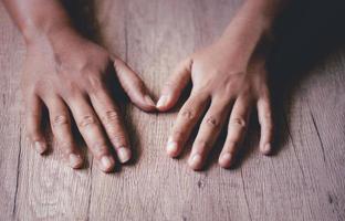 Hand der asiatischen Frau. dunkeltonbild, kopierraum. foto