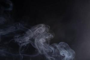 Weihrauch mit weißem Rauch auf schwarzem Hintergrund foto