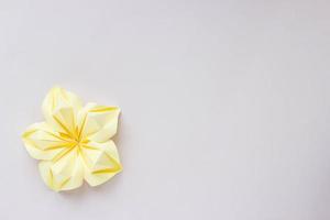 Banner mit einer einzelnen gelben Origami-Blume. mit Platz für Ihr Design foto