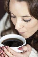 Frau genießt frischen Kaffee foto