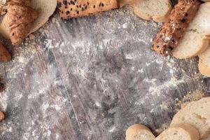 Brot und Gebäckmehl auf einem Holztisch foto